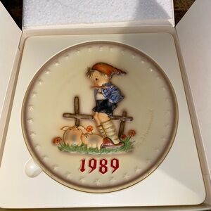 Hummel Plate with Red and Blue Accents